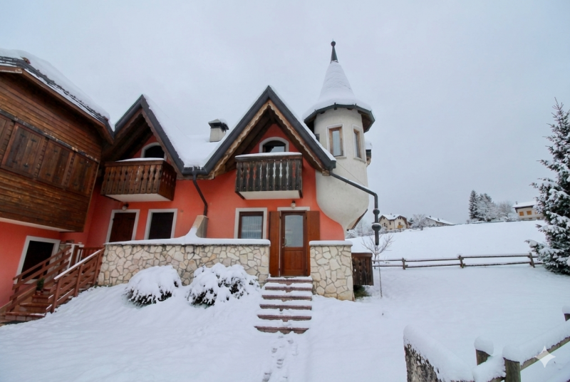 Nel cuore dell'incantevole altopiano dei Sette Comuni, vi presentiamo una splendida porzione di t...