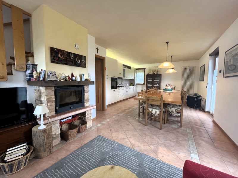 Nel cuore dell'incantevole altopiano dei Sette Comuni, vi presentiamo una splendida porzione di t...