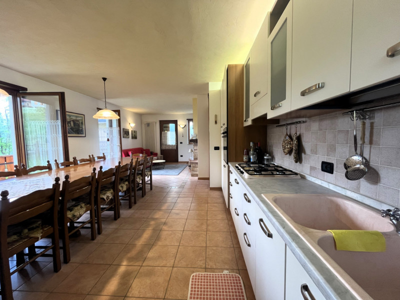 Nel cuore dell'incantevole altopiano dei Sette Comuni, vi presentiamo una splendida porzione di t...