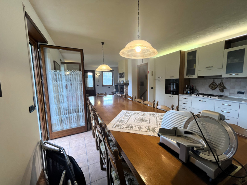 Nel cuore dell'incantevole altopiano dei Sette Comuni, vi presentiamo una splendida porzione di t...