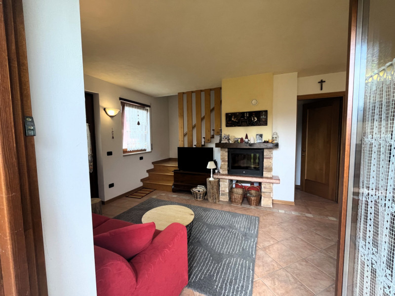 Nel cuore dell'incantevole altopiano dei Sette Comuni, vi presentiamo una splendida porzione di t...