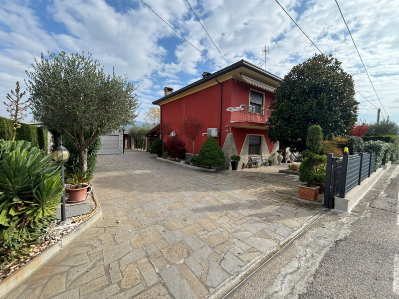 Proponiamo in vendita, a poca distanza dal centro del comune di Vò, splendida porzione di bifamil...