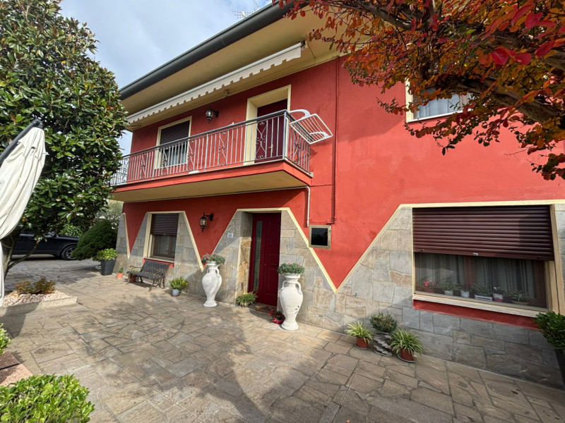 Proponiamo in vendita, a poca distanza dal centro del comune di Vò, splendida porzione di bifamil...