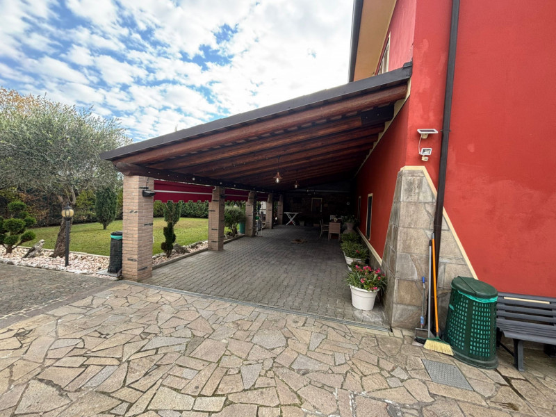 Proponiamo in vendita, a poca distanza dal centro del comune di Vò, splendida porzione di bifamil...