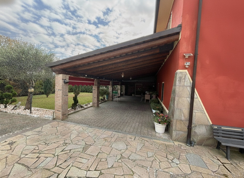 Proponiamo in vendita, a poca distanza dal centro del comune di Vò, splendida porzione di bifamil...