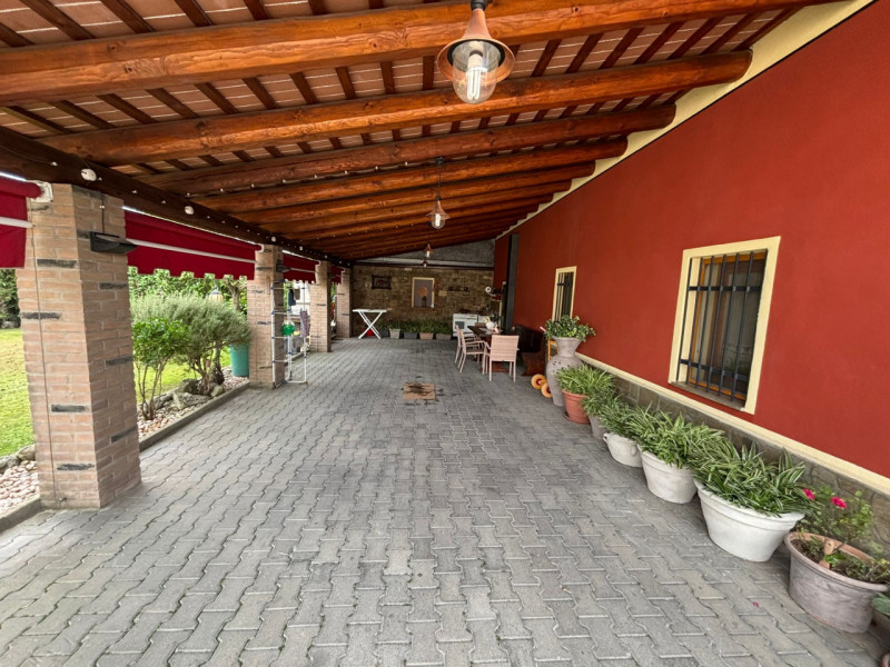 Proponiamo in vendita, a poca distanza dal centro del comune di Vò, splendida porzione di bifamil...