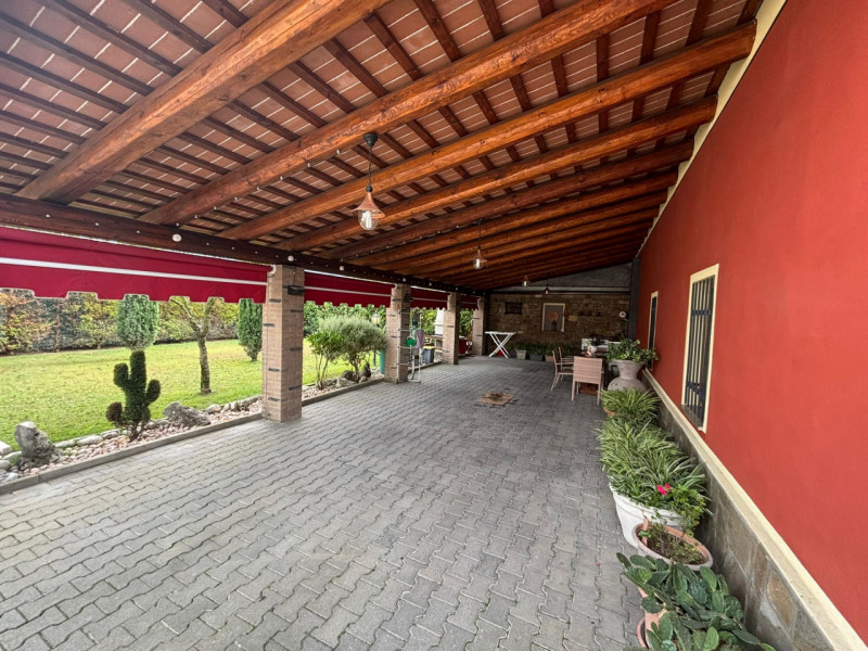 Proponiamo in vendita, a poca distanza dal centro del comune di Vò, splendida porzione di bifamil...