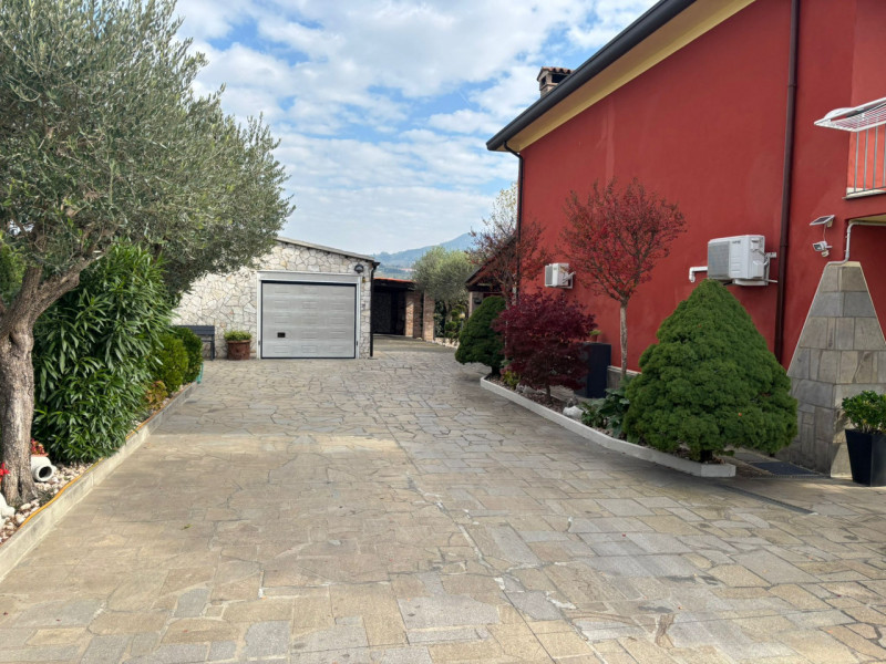 Proponiamo in vendita, a poca distanza dal centro del comune di Vò, splendida porzione di bifamil...