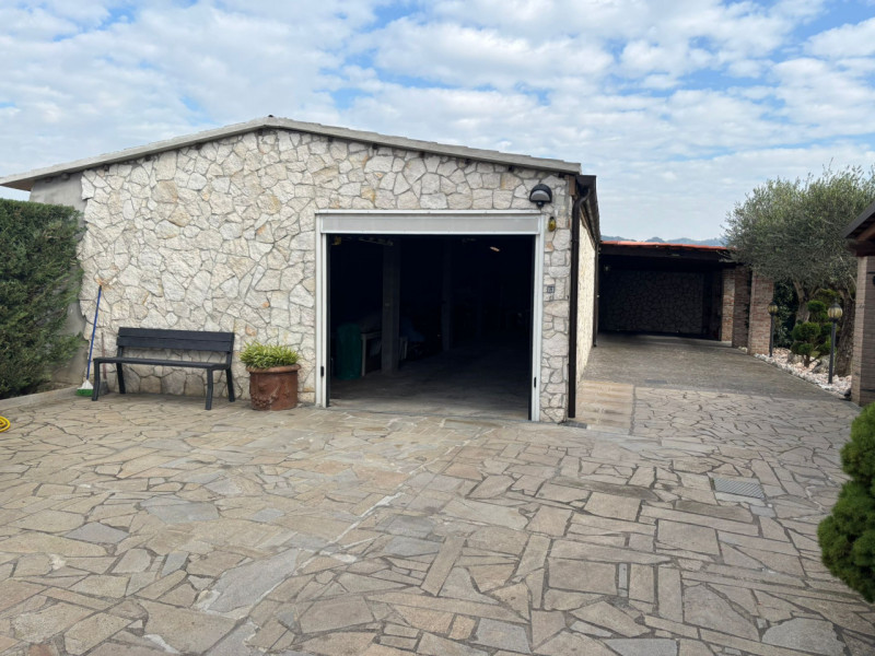 Proponiamo in vendita, a poca distanza dal centro del comune di Vò, splendida porzione di bifamil...