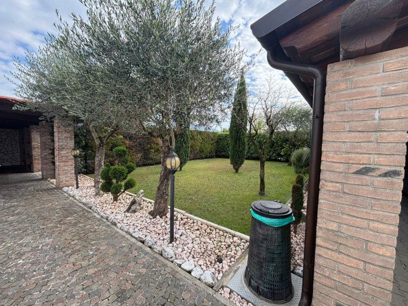 Proponiamo in vendita, a poca distanza dal centro del comune di Vò, splendida porzione di bifamil...