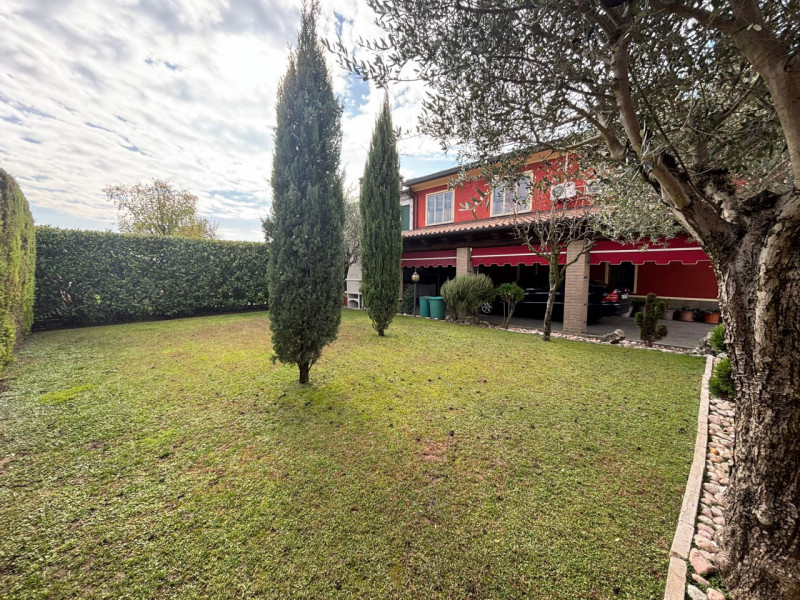 Proponiamo in vendita, a poca distanza dal centro del comune di Vò, splendida porzione di bifamil...