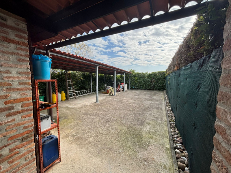 Proponiamo in vendita, a poca distanza dal centro del comune di Vò, splendida porzione di bifamil...