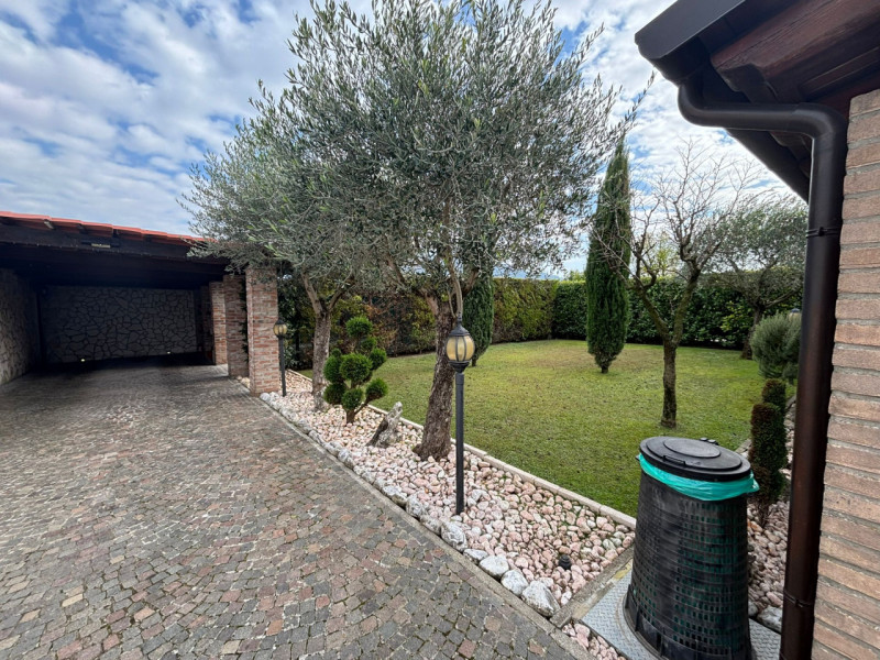 Proponiamo in vendita, a poca distanza dal centro del comune di Vò, splendida porzione di bifamil...