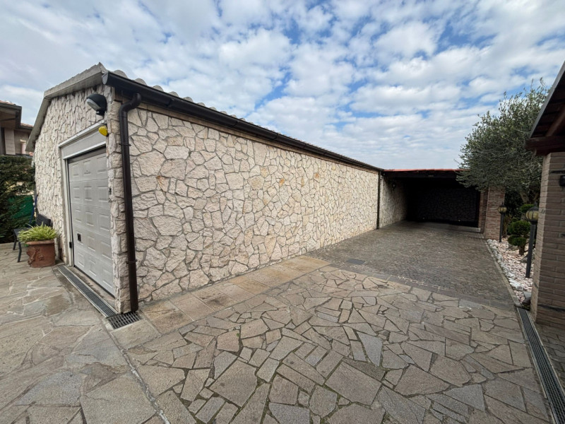 Proponiamo in vendita, a poca distanza dal centro del comune di Vò, splendida porzione di bifamil...