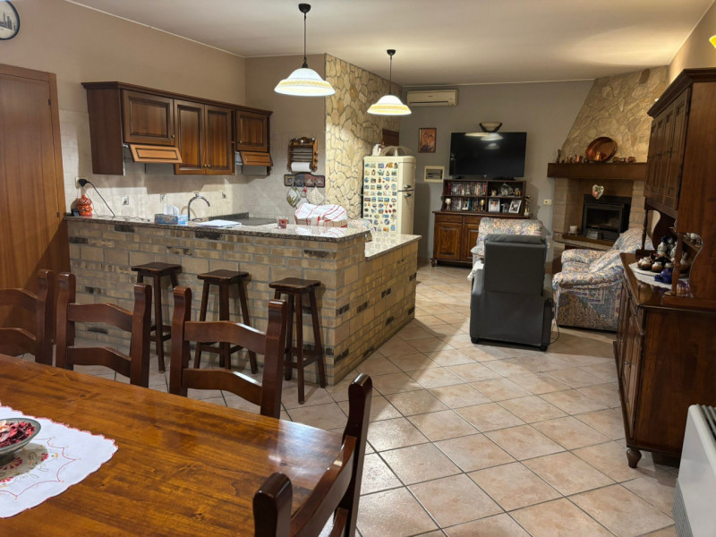 Proponiamo in vendita, a poca distanza dal centro del comune di Vò, splendida porzione di bifamil...