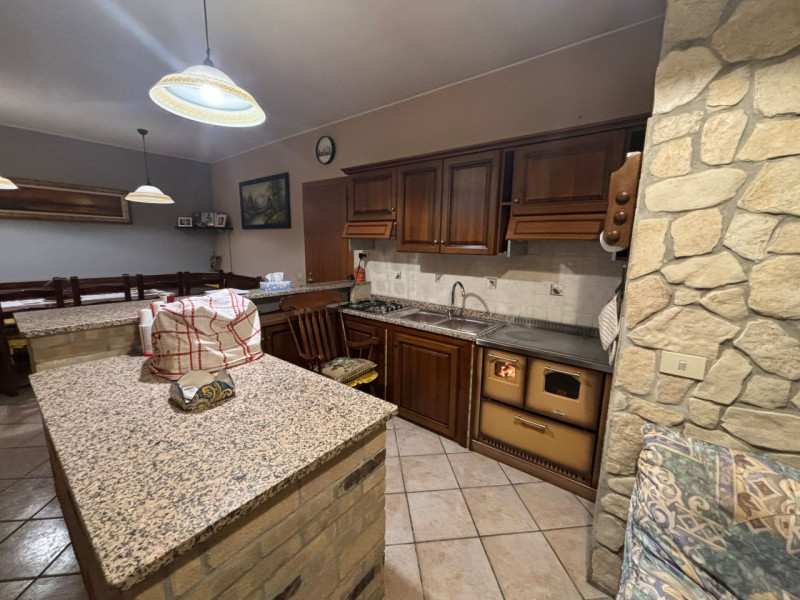 Proponiamo in vendita, a poca distanza dal centro del comune di Vò, splendida porzione di bifamil...