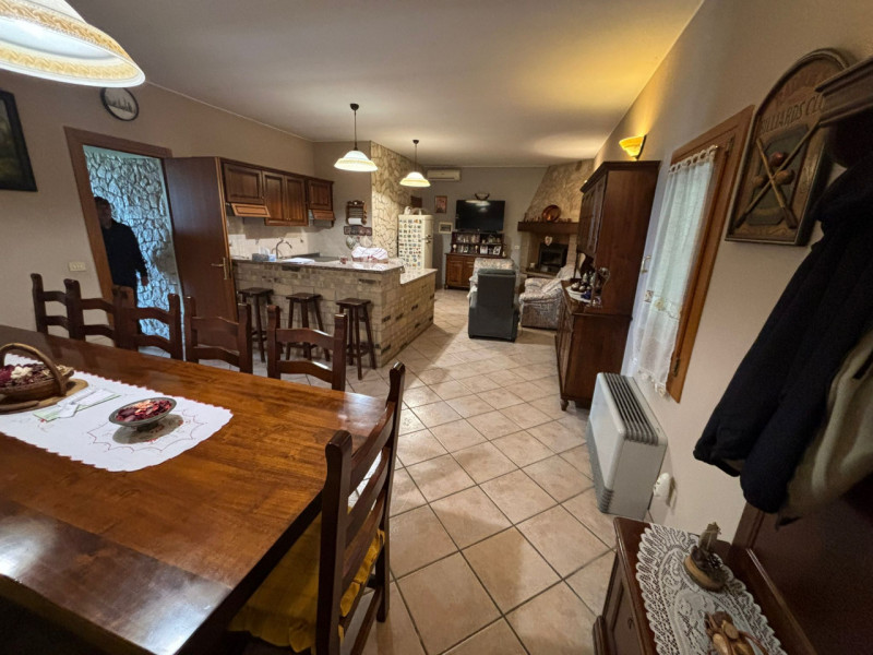 Proponiamo in vendita, a poca distanza dal centro del comune di Vò, splendida porzione di bifamil...