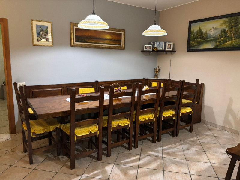 Proponiamo in vendita, a poca distanza dal centro del comune di Vò, splendida porzione di bifamil...