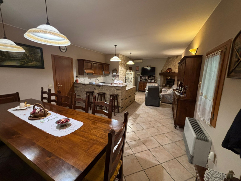 Proponiamo in vendita, a poca distanza dal centro del comune di Vò, splendida porzione di bifamil...