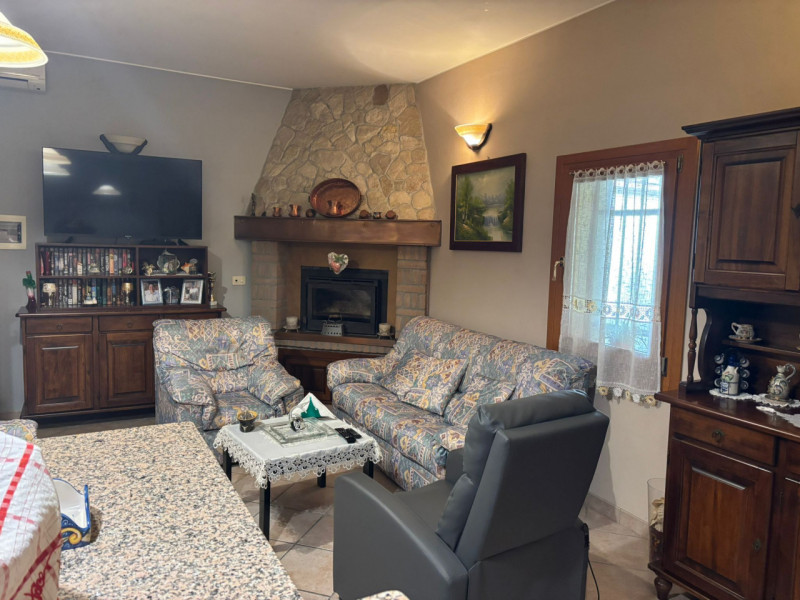 Proponiamo in vendita, a poca distanza dal centro del comune di Vò, splendida porzione di bifamil...