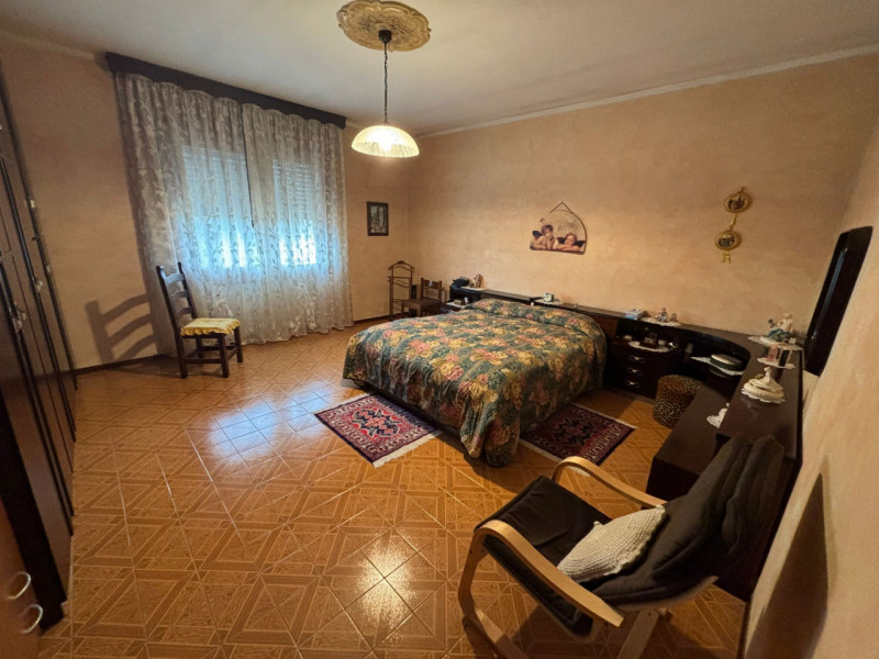 Proponiamo in vendita, a poca distanza dal centro del comune di Vò, splendida porzione di bifamil...