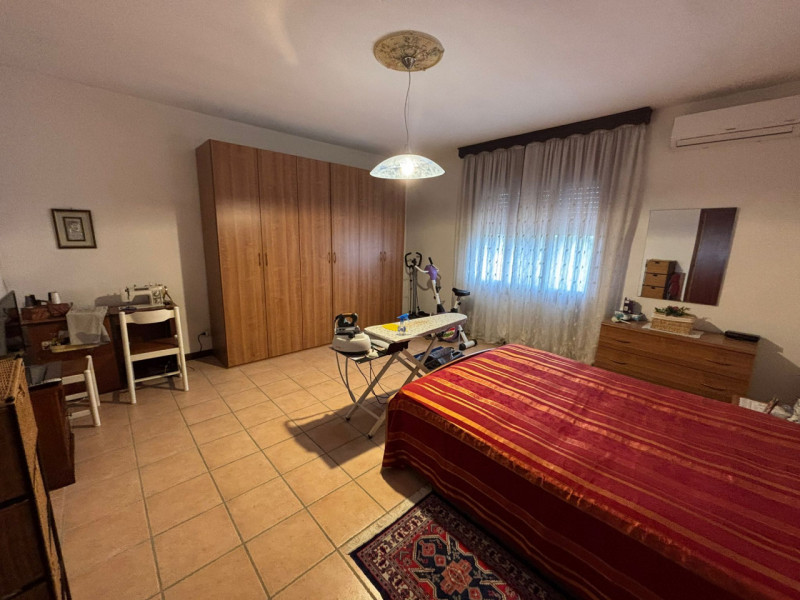 Proponiamo in vendita, a poca distanza dal centro del comune di Vò, splendida porzione di bifamil...