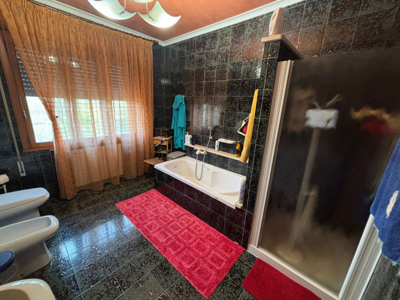 Proponiamo in vendita, a poca distanza dal centro del comune di Vò, splendida porzione di bifamil...