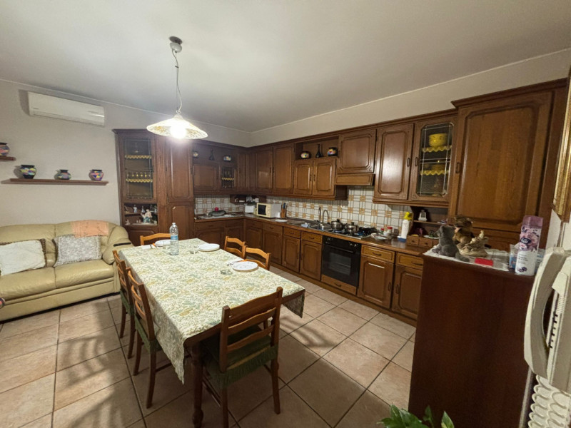 Proponiamo in vendita, a poca distanza dal centro del comune di Vò, splendida porzione di bifamil...