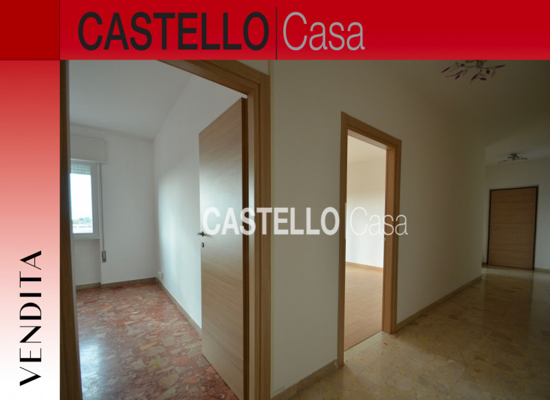 Nel centro di Castelfranco Veneto, proponiamo in vendita un ampio appartamento completamente rist...