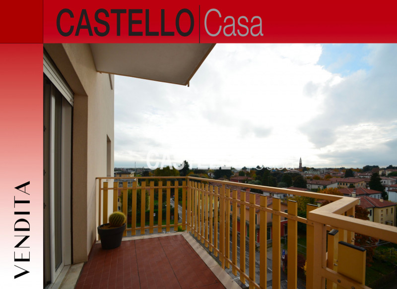 Nel centro di Castelfranco Veneto, proponiamo in vendita un ampio appartamento completamente rist...