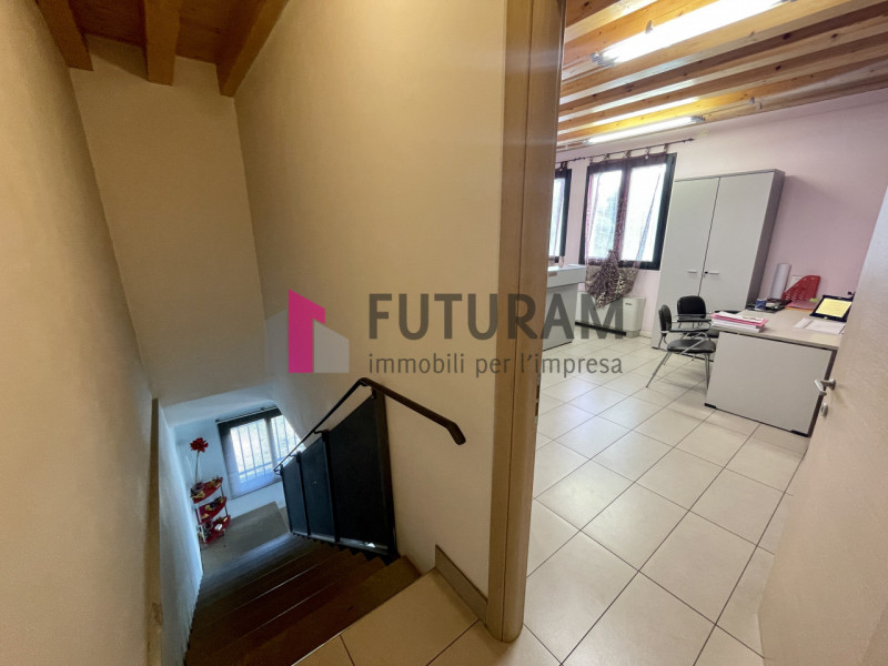 Mestrino (pd) - riferimento 2MAT - tel. 340 33 58 378
Nostra esclusiva 
Vendesi capannone singolo...