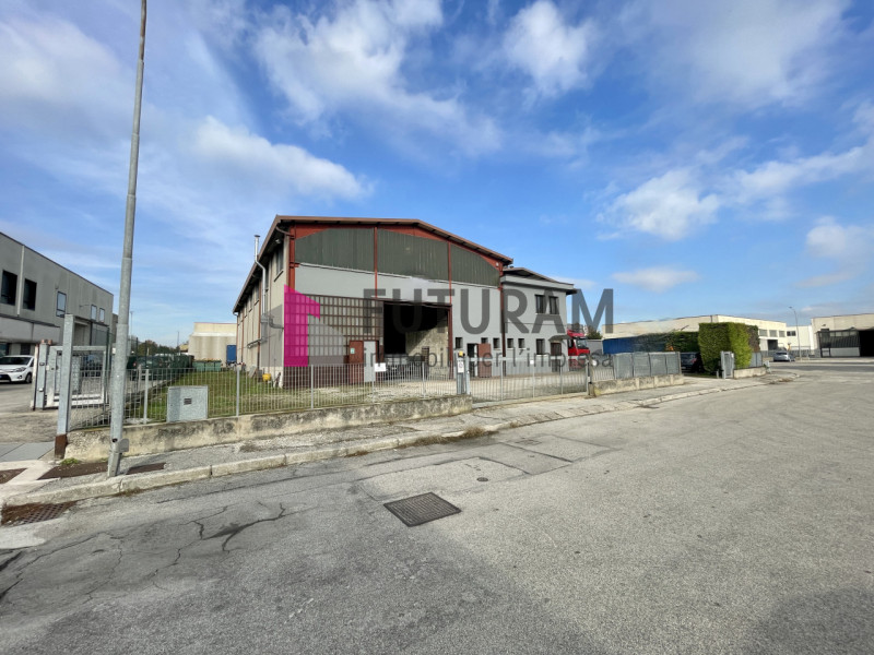 Mestrino (pd) - riferimento 2MAT - tel. 340 33 58 378
Nostra esclusiva 
Vendesi capannone singolo...