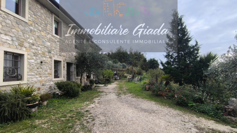 Villa tipica di collina con terreno e doppia unità abitativa – un’oasi di natura e tranquillità

...