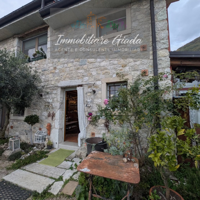 Villa tipica di collina con terreno e doppia unità abitativa – un’oasi di natura e tranquillità

...