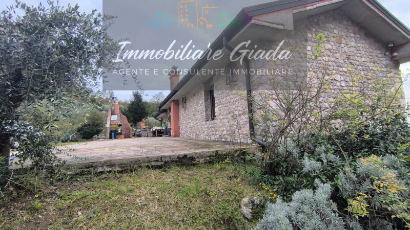 Villa tipica di collina con terreno e doppia unità abitativa – un’oasi di natura e tranquillità

...