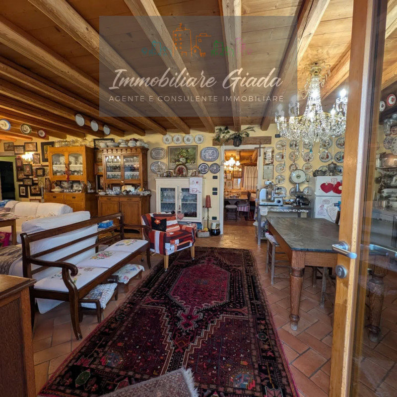 Villa tipica di collina con terreno e doppia unità abitativa – un’oasi di natura e tranquillità

...