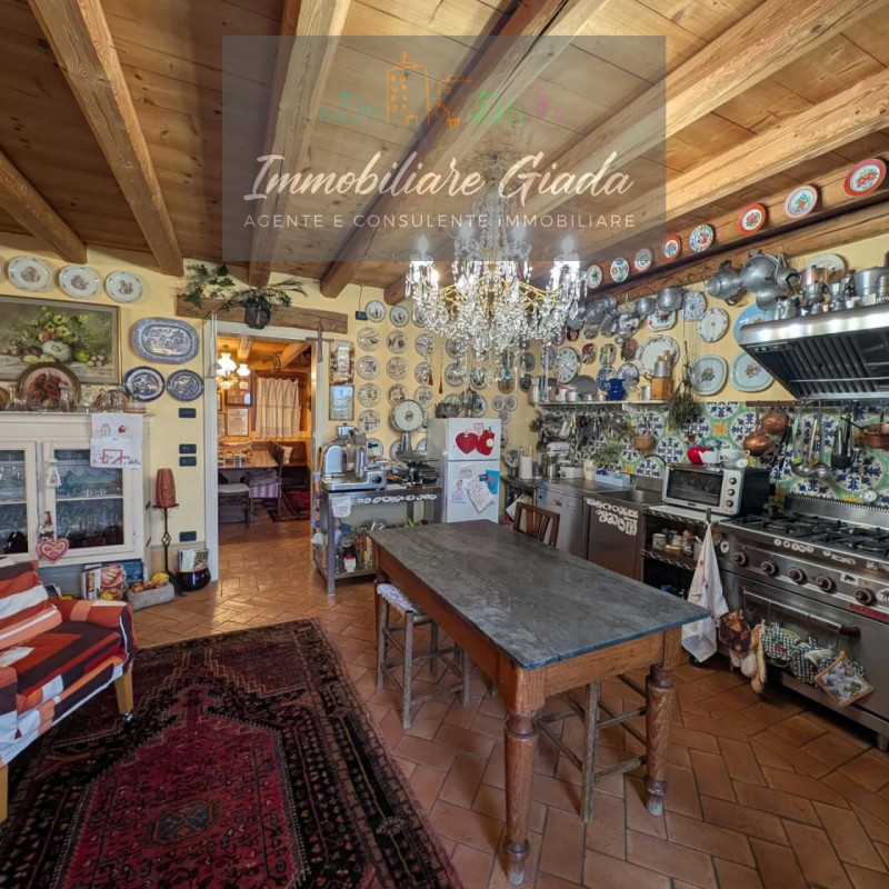 Villa tipica di collina con terreno e doppia unità abitativa – un’oasi di natura e tranquillità

...