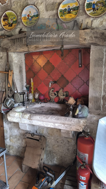 Villa tipica di collina con terreno e doppia unità abitativa – un’oasi di natura e tranquillità

...