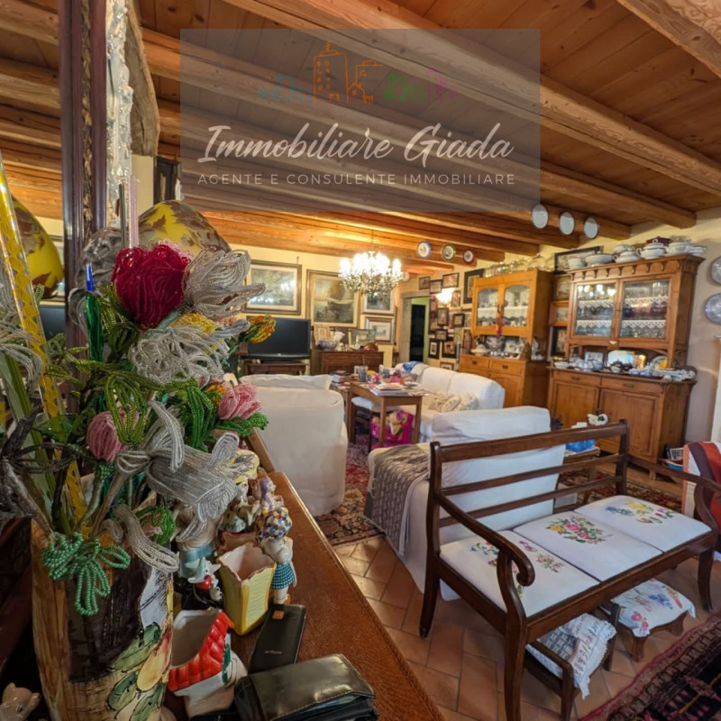 Villa tipica di collina con terreno e doppia unità abitativa – un’oasi di natura e tranquillità

...