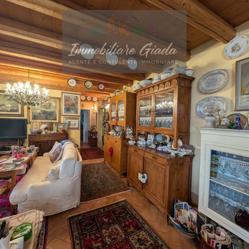 Villa tipica di collina con terreno e doppia unità abitativa – un’oasi di natura e tranquillità

...