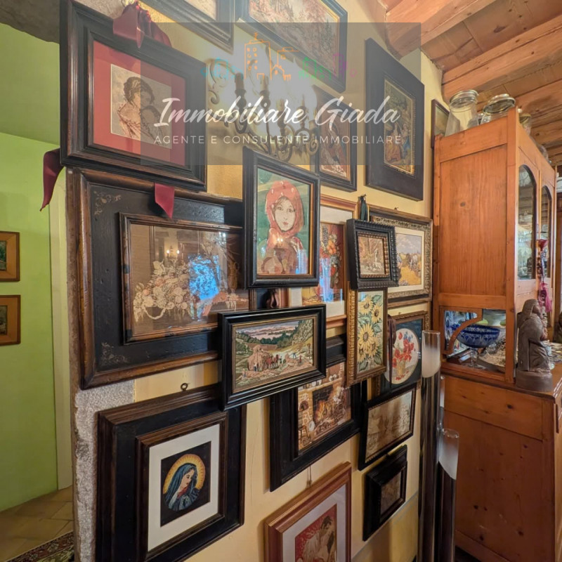 Villa tipica di collina con terreno e doppia unità abitativa – un’oasi di natura e tranquillità

...