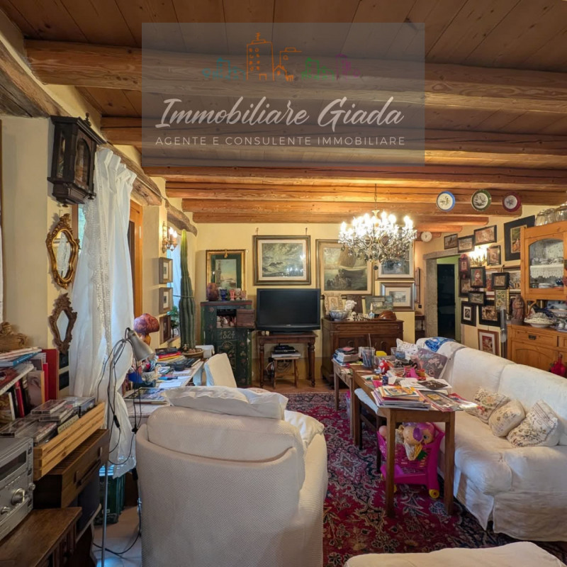 Villa tipica di collina con terreno e doppia unità abitativa – un’oasi di natura e tranquillità

...