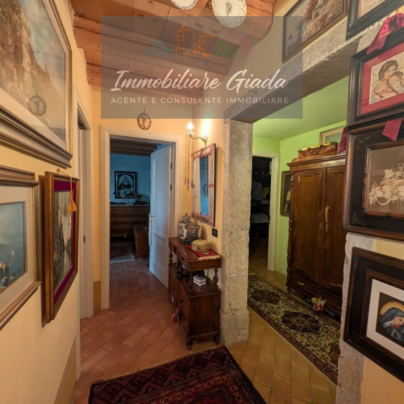 Villa tipica di collina con terreno e doppia unità abitativa – un’oasi di natura e tranquillità

...