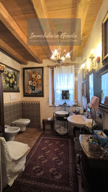 Villa tipica di collina con terreno e doppia unità abitativa – un’oasi di natura e tranquillità

...