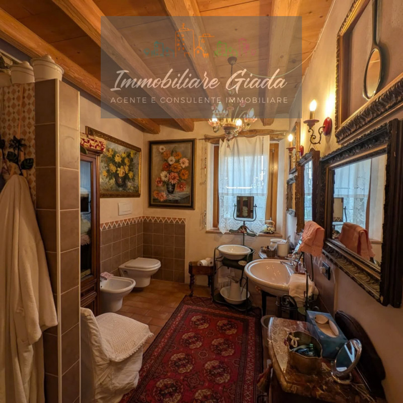 Villa tipica di collina con terreno e doppia unità abitativa – un’oasi di natura e tranquillità

...