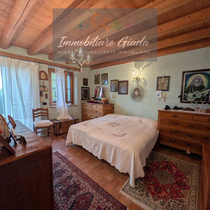 Villa tipica di collina con terreno e doppia unità abitativa – un’oasi di natura e tranquillità

...