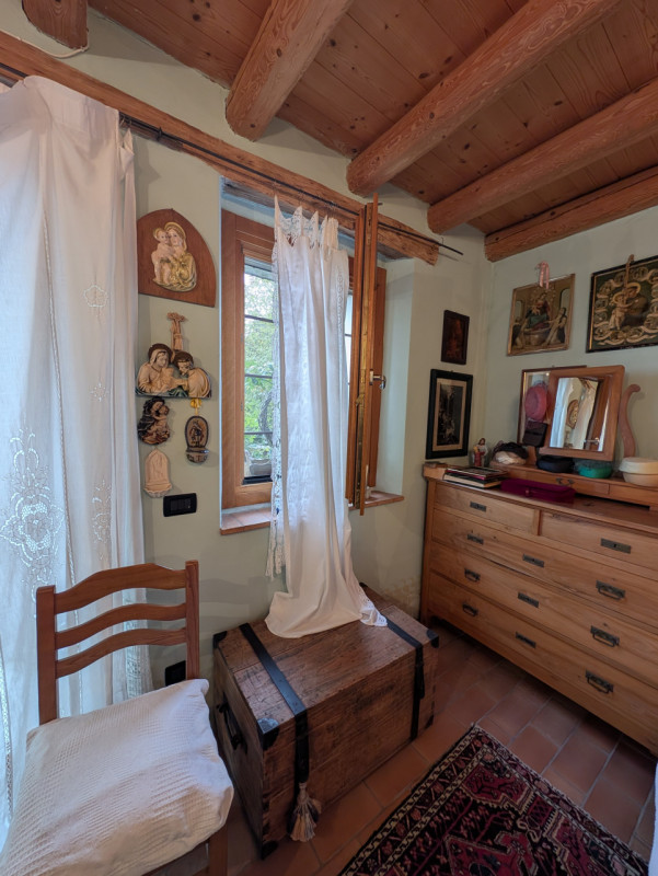 Villa tipica di collina con terreno e doppia unità abitativa – un’oasi di natura e tranquillità

...