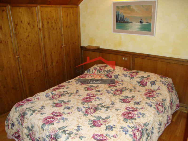 Scopri questo affascinante appartamento disponibile per locazione turistica, situato a pochi pass...