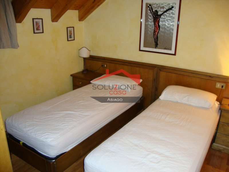 Scopri questo affascinante appartamento disponibile per locazione turistica, situato a pochi pass...