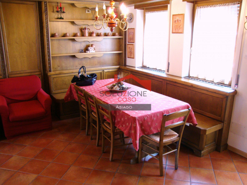 Scopri questo affascinante appartamento disponibile per locazione turistica, situato a pochi pass...